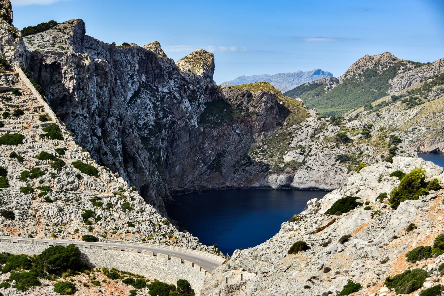 Strada che attraversa il paesaggio di Palma di Maiorca